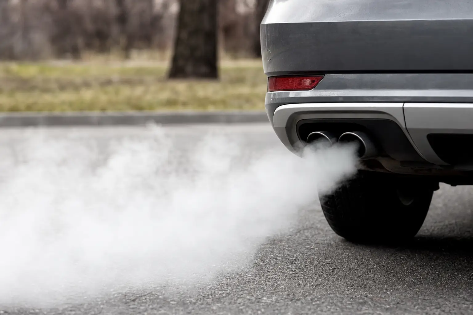 Fumée à l'Échappement de la Voiture : Causes et Que Faire à Bruxelles ?