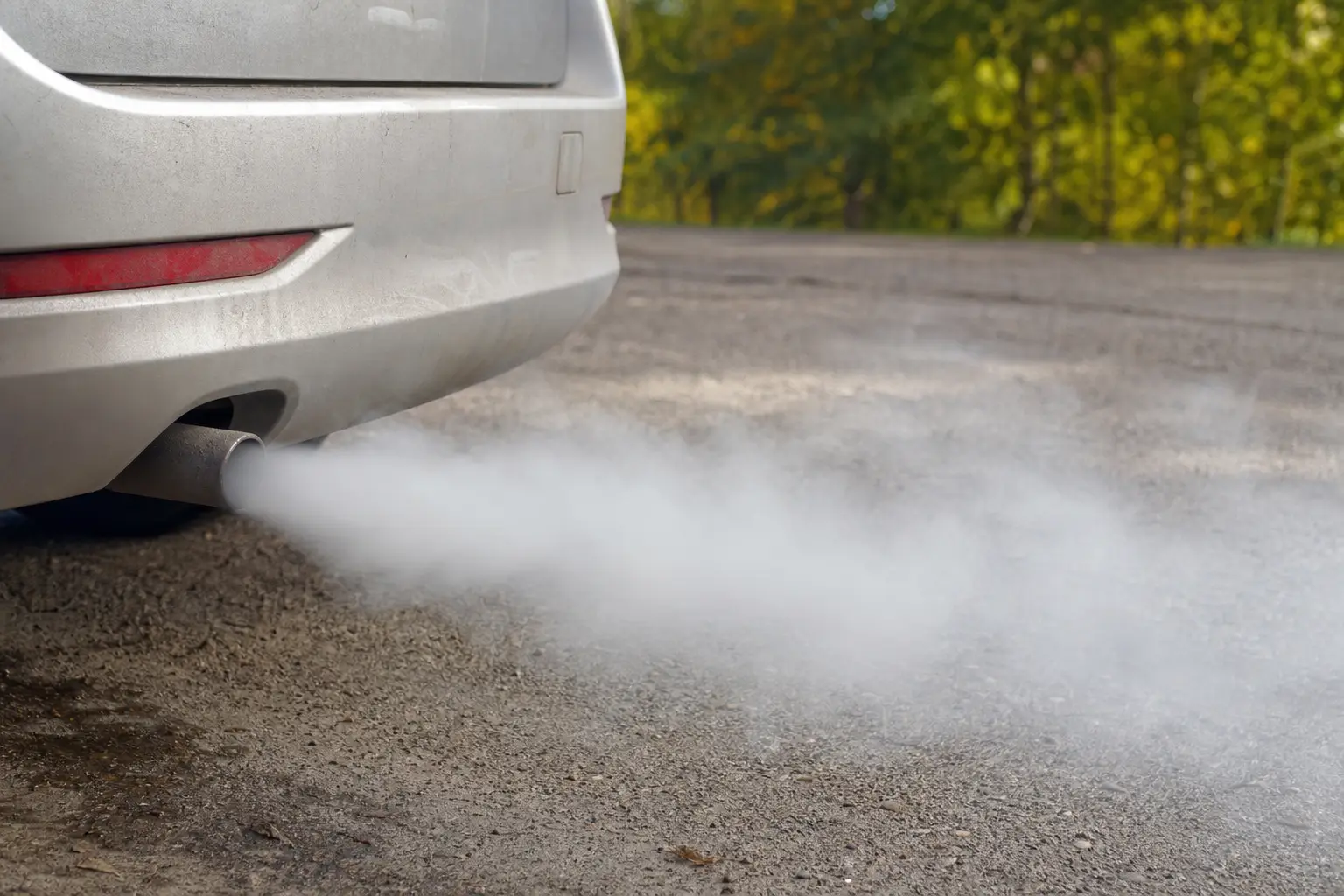 Fumée échappement voiture : comprendre le phénomène et ses causes selon la couleur